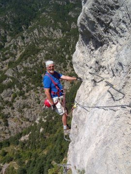 Dario sullo spigolo verso la 1° tyrolienne (34984 bytes)